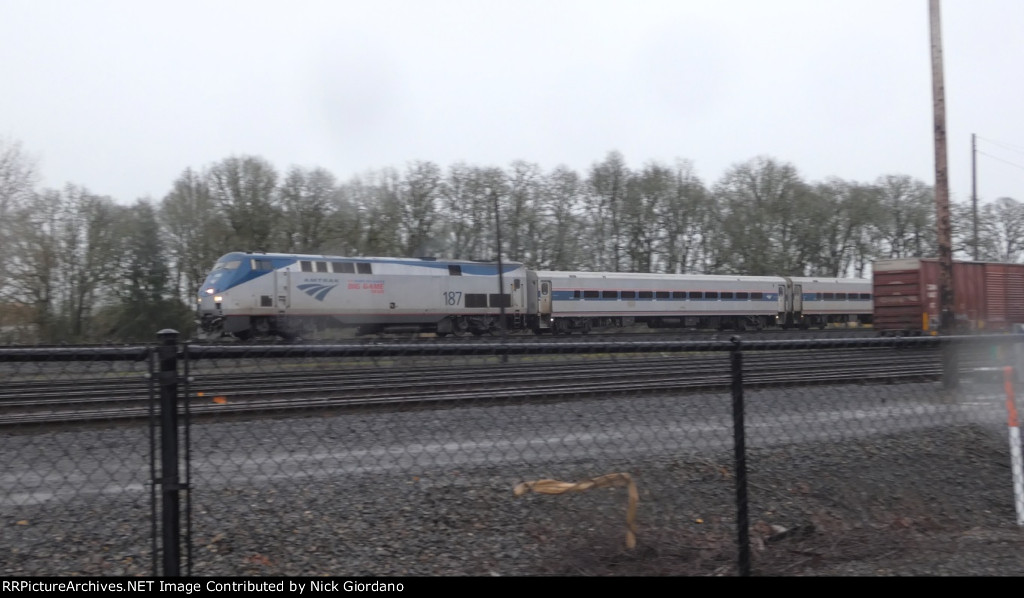 Amtrak 187 Northound out of Albany, OR